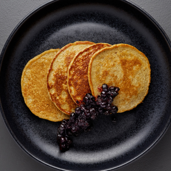 Proteinpannkakor med blåbärskompott