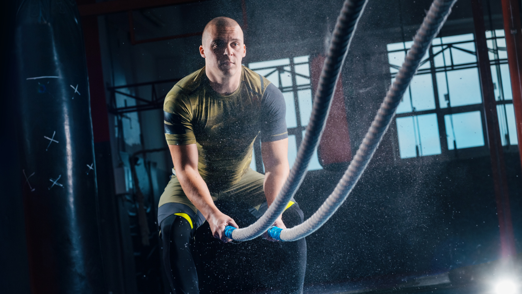 Man som tränar med rep